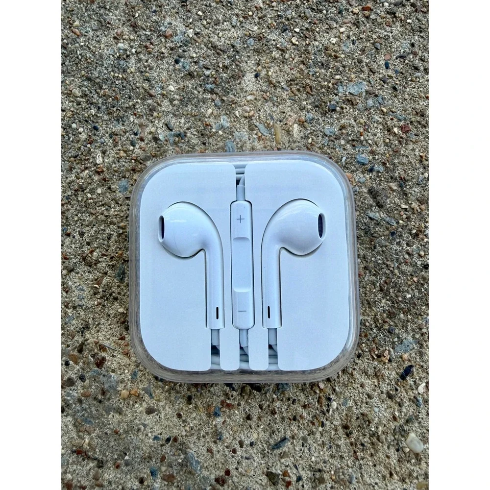 Apple EarPods Wired Earbuds with 3.5mm Headphone Plug and Remote White MD827LL/A